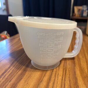 Tupperware 4 Cup Measure with Lid